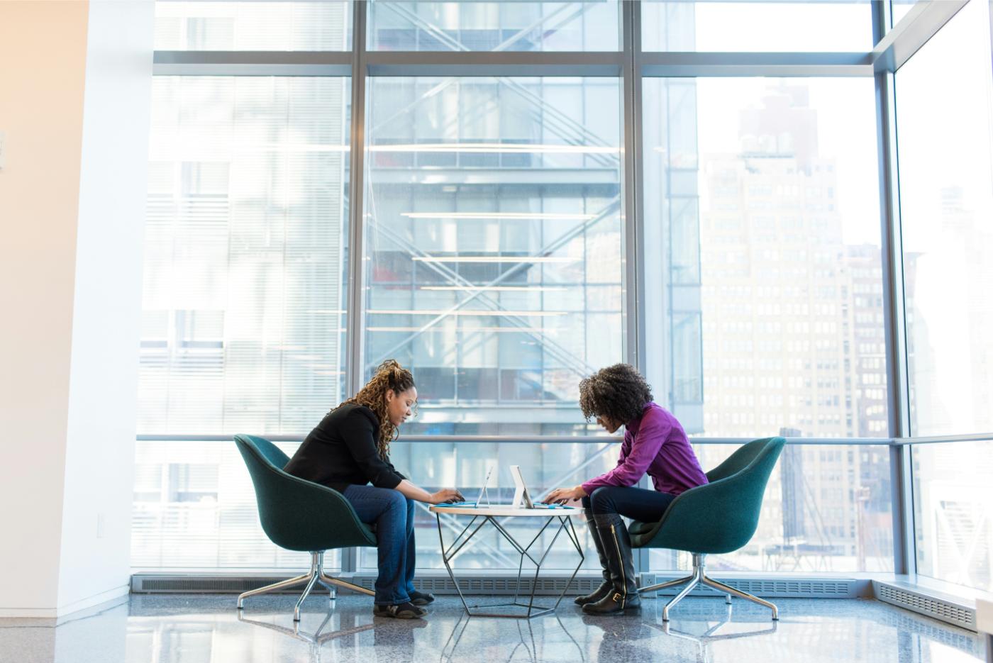 Zwei Frauen am Tisch arbeitend